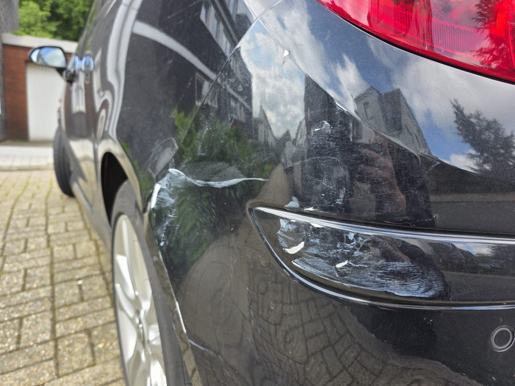 Lackschaden am Stoßfänger – Kfz Gutachter Aachen dokumentiert Unfallschaden