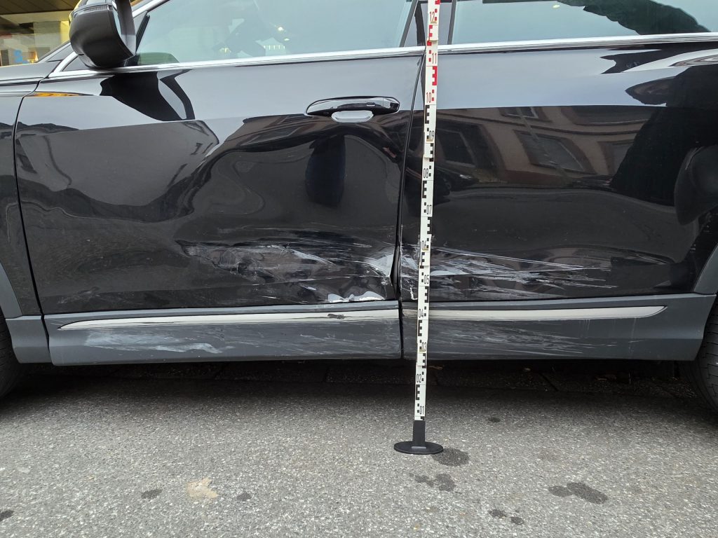 Seitenschaden am Fahrzeug mit Messlatte – Vor-Ort-Begutachtung in Aachen