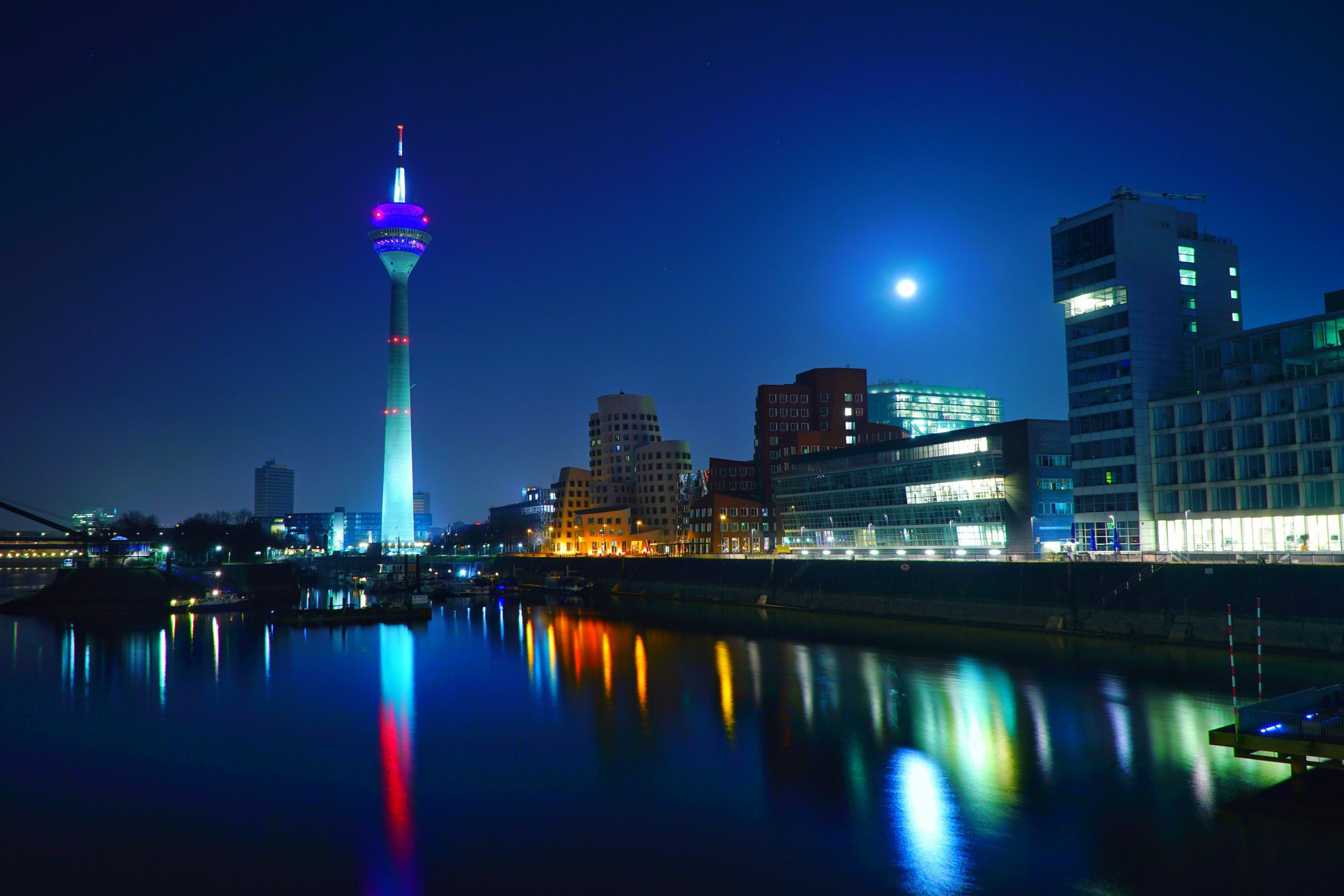 Düsseldorfer Rheinufer mit Rheinturm als Symbolbild für den Standort der Unfallzentrale NRW in Düsseldorf